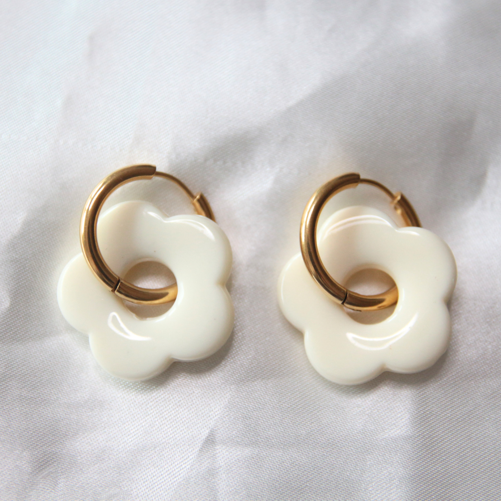 Boucles d'oreilles fleur résine blanc cassé - FLORINE