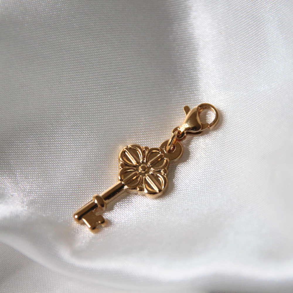 Charm clé dorée