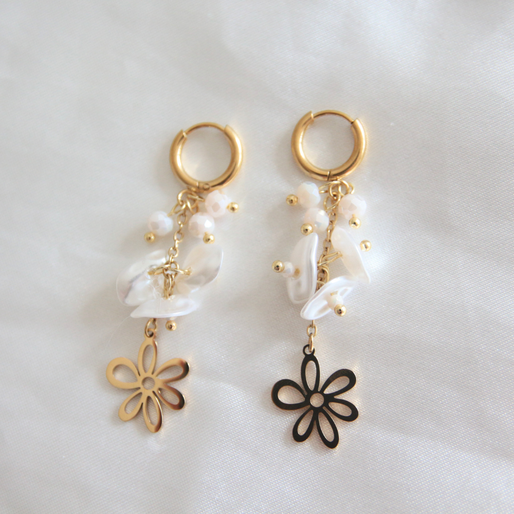Boucles d'oreilles pendantes fleur blanc - INA
