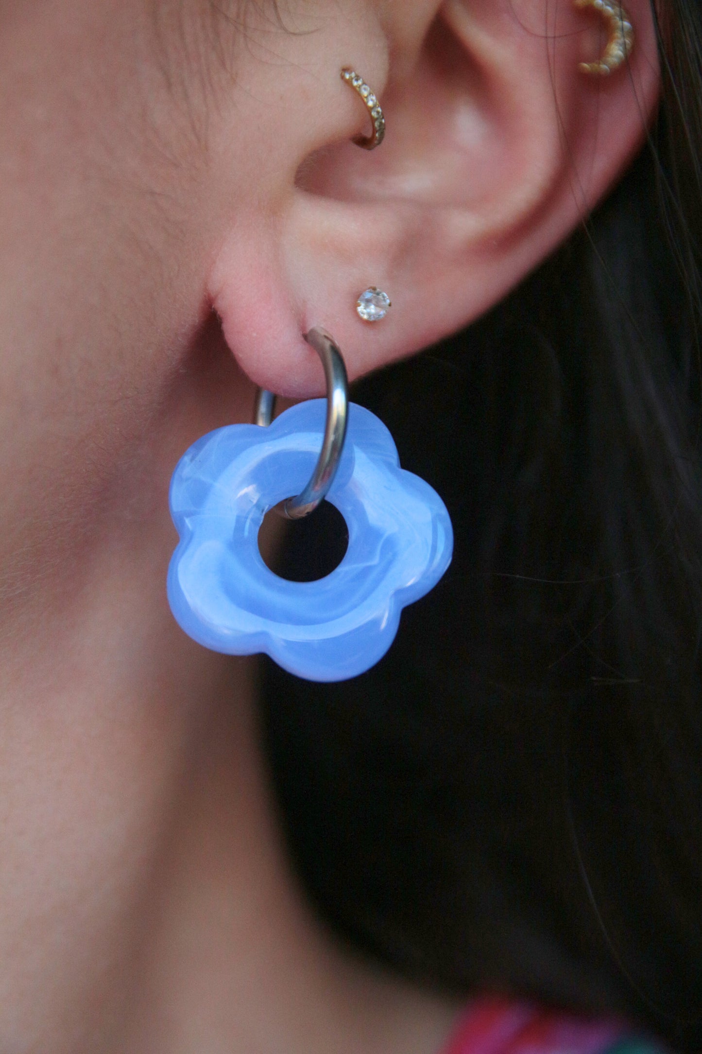 Boucles d'oreille fleur résine bleu azur argentées - Florine