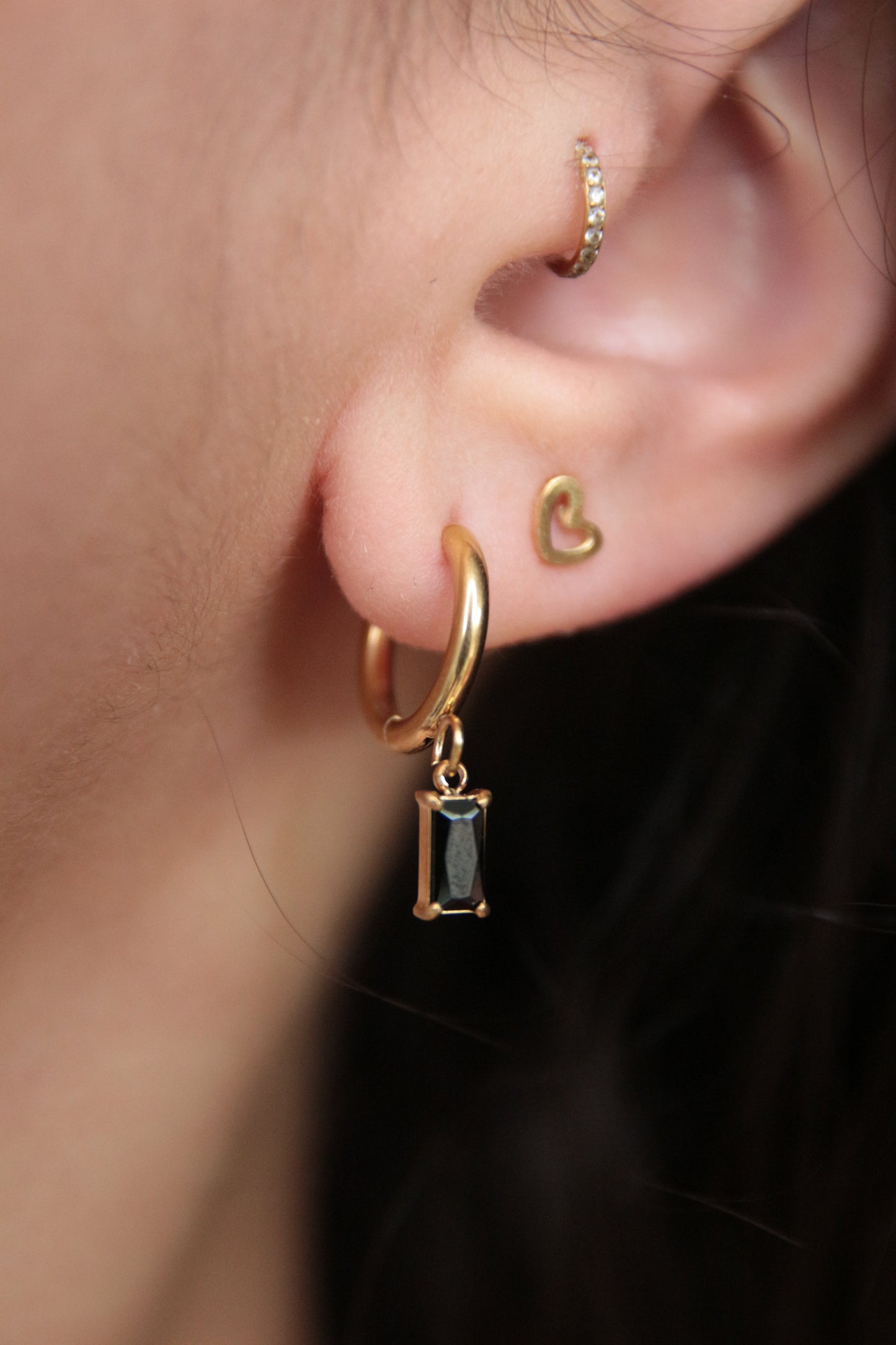 Boucles d'oreilles strass pendantes dorées et noires - AVA