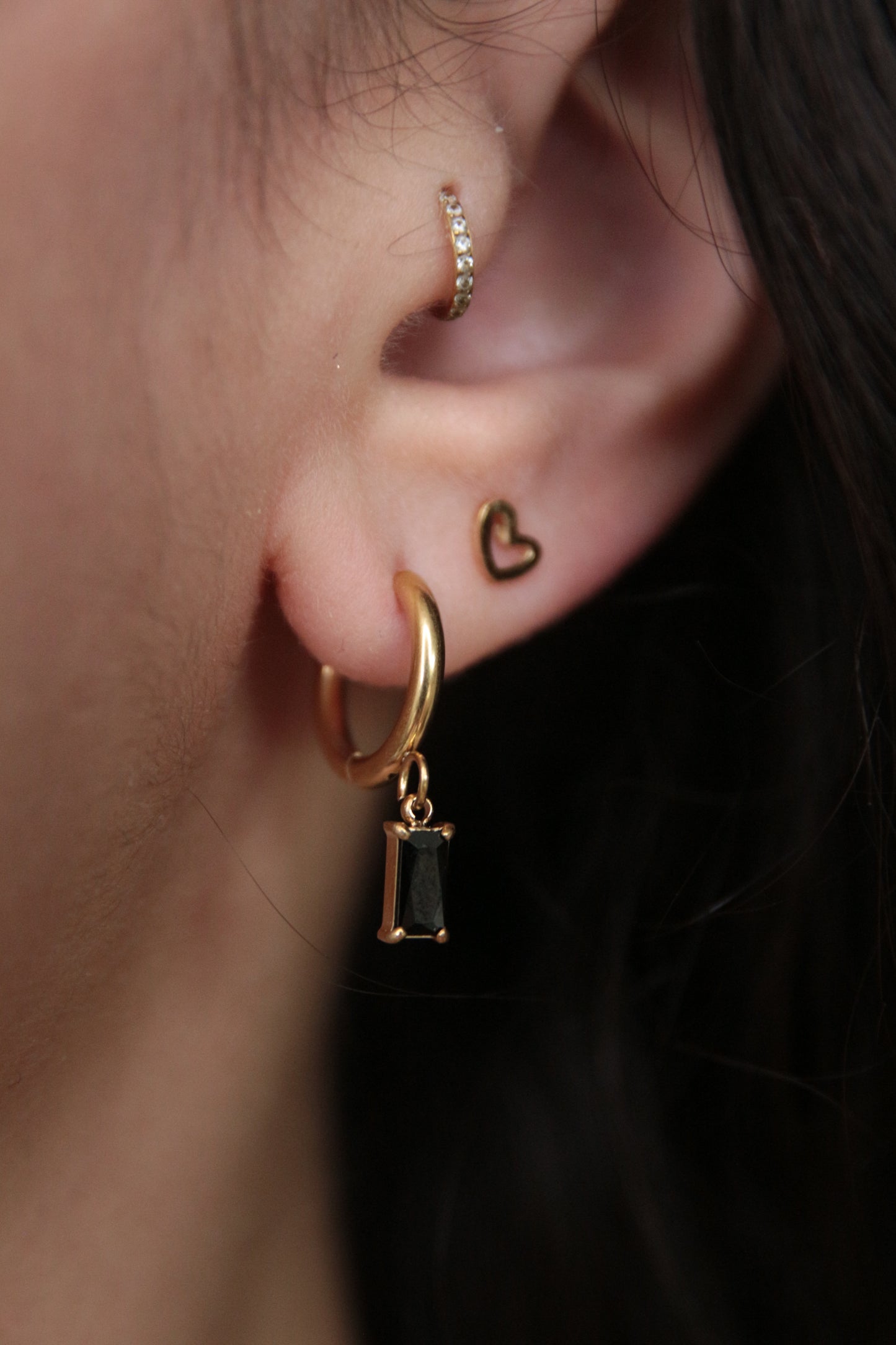 Boucles d'oreilles strass pendantes dorées et noires - AVA