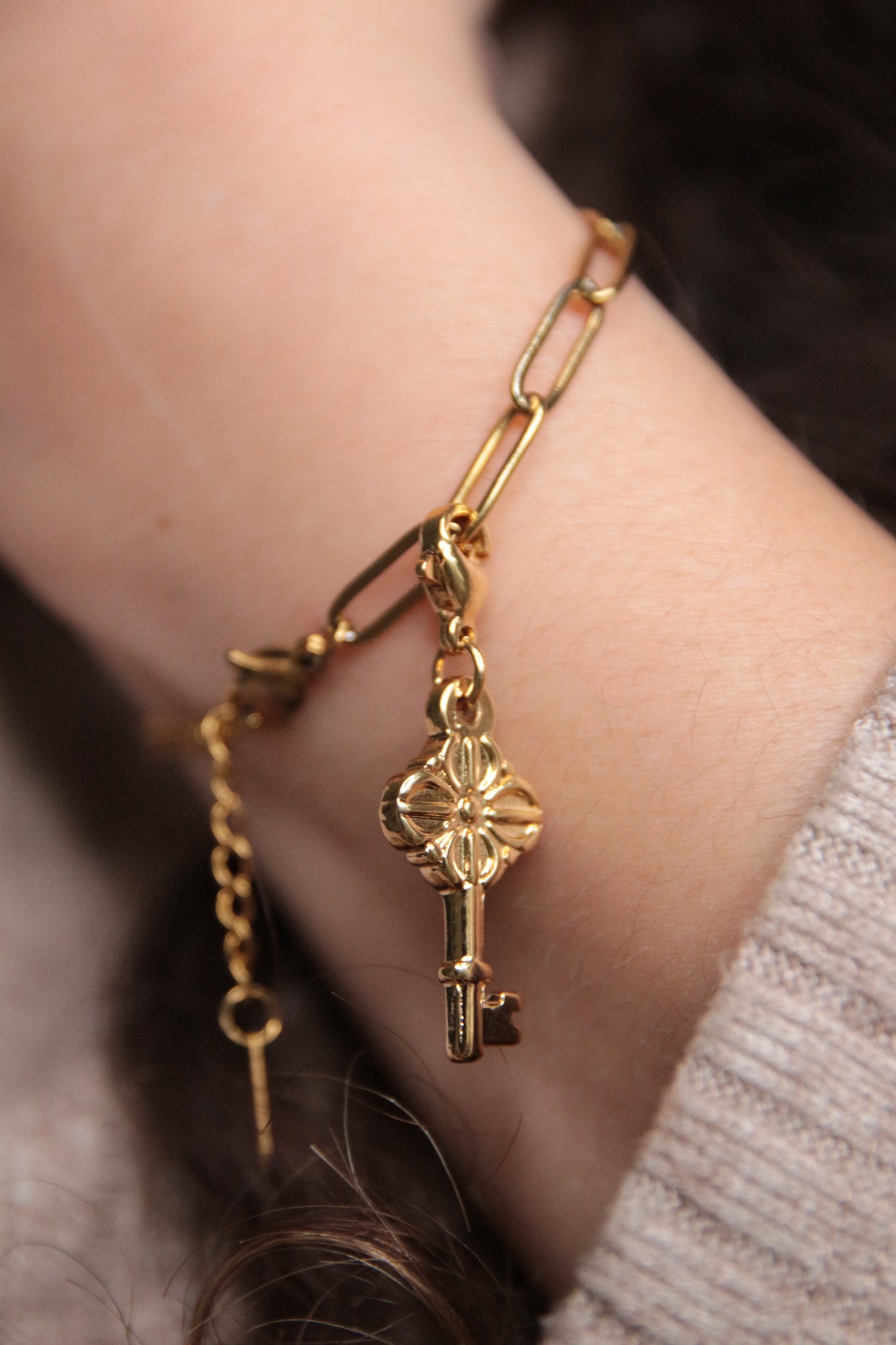 Charm clé dorée