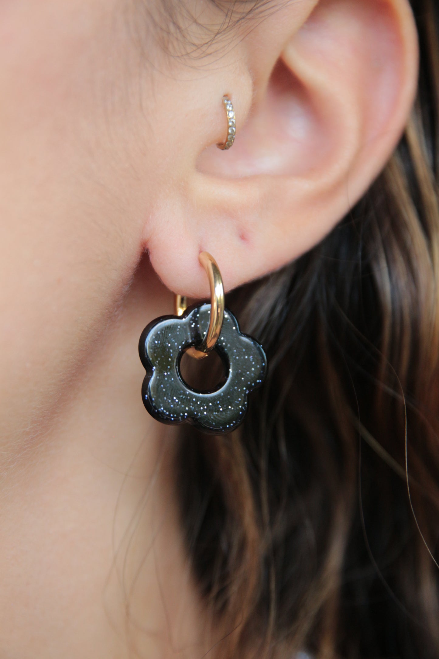 Boucles d'oreilles fleurs paillettes noir - FLORA