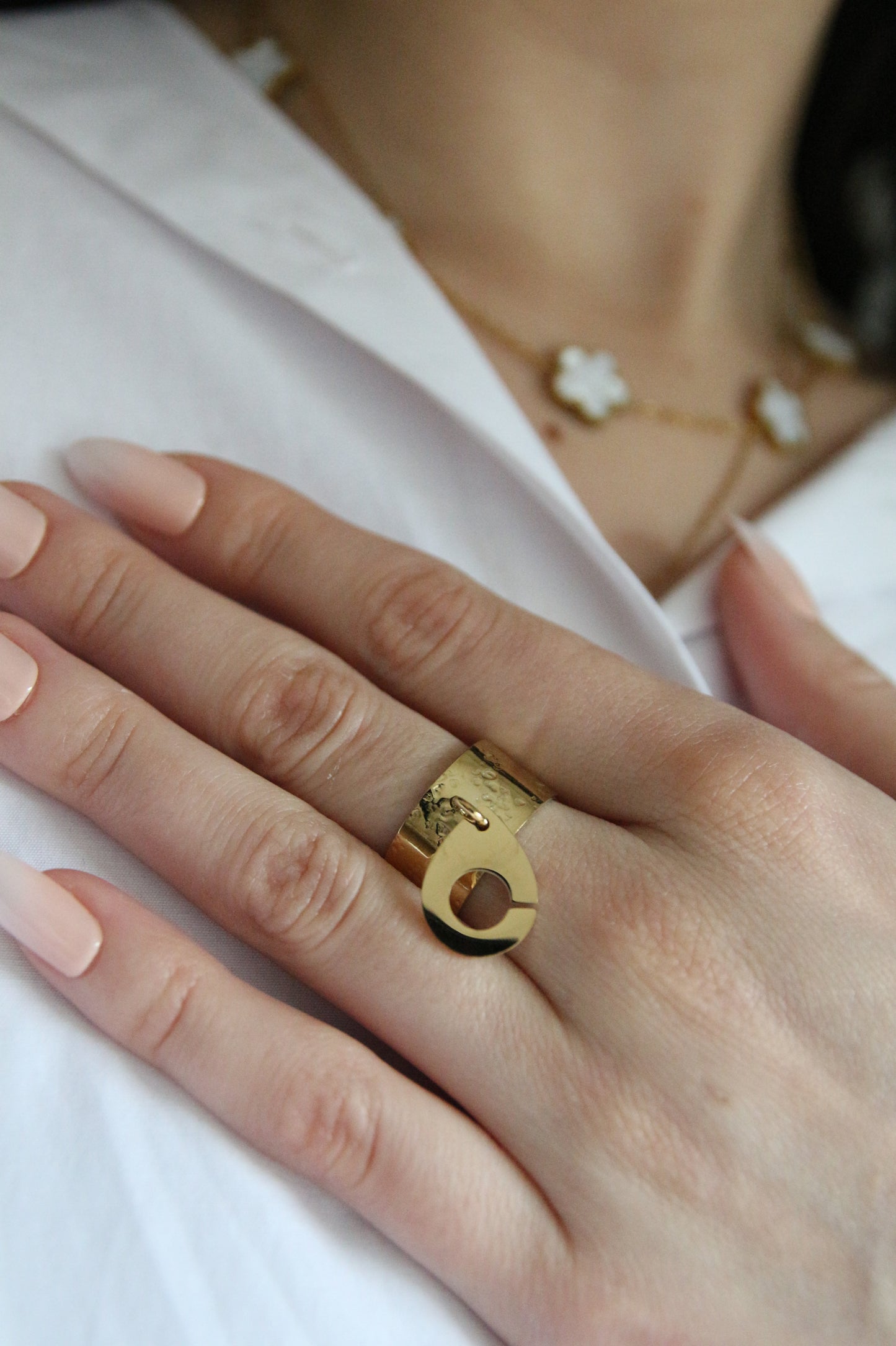 Bague breloque menotte