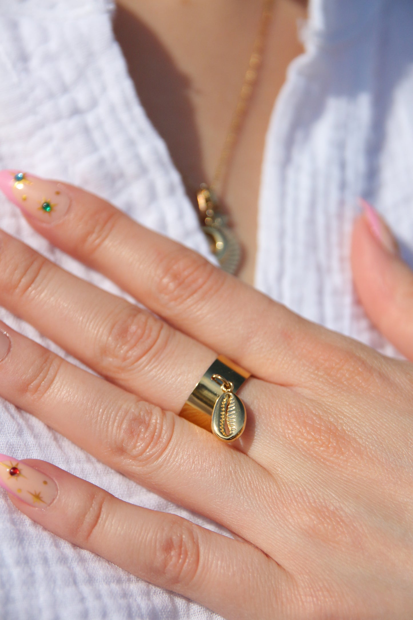 Bague breloque coquillage dorée