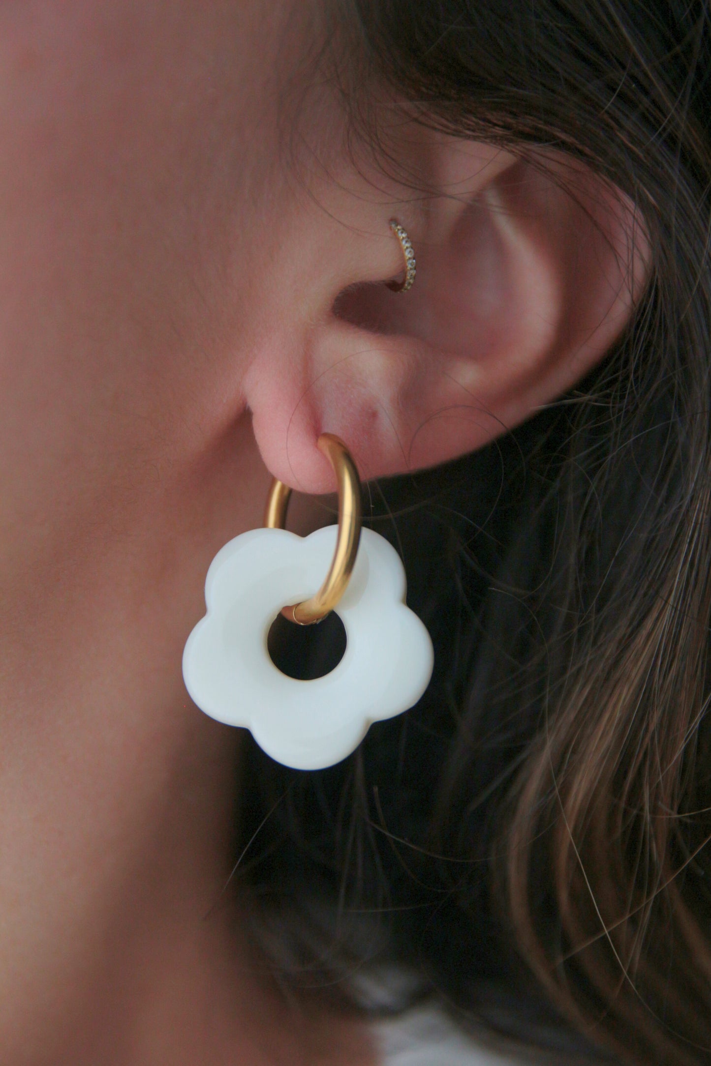 Boucles d'oreilles fleur résine blanc cassé - FLORINE