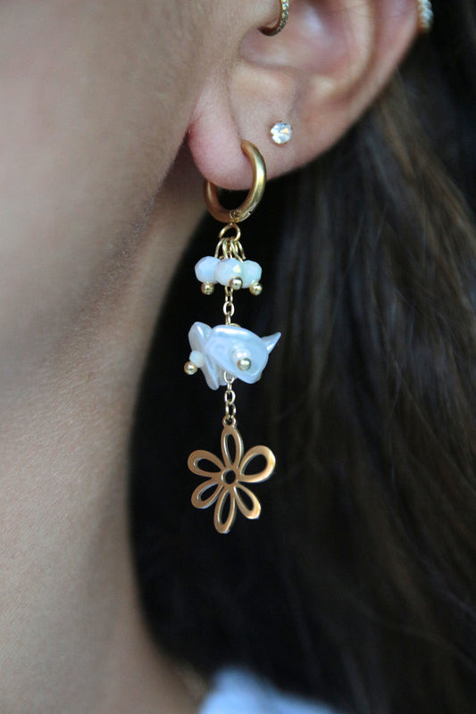 Boucles d'oreilles pendantes fleur blanc - INA