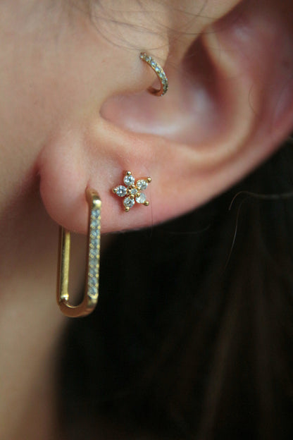 Piercing cartilage fleur dorée