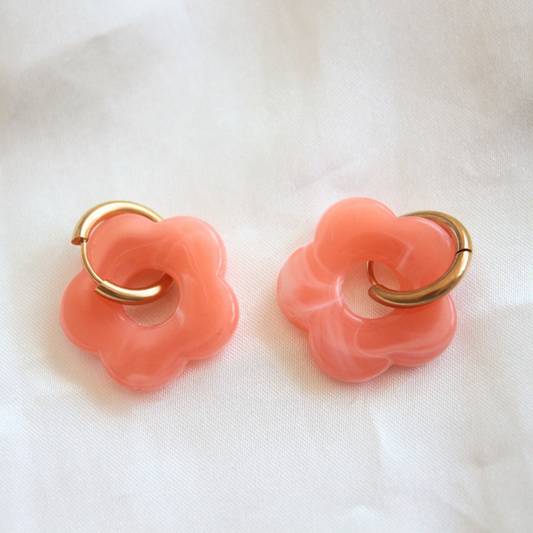 Boucles d'oreilles fleurs résine corail - FLORINE
