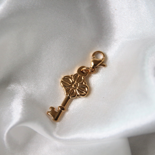 Charm clé dorée