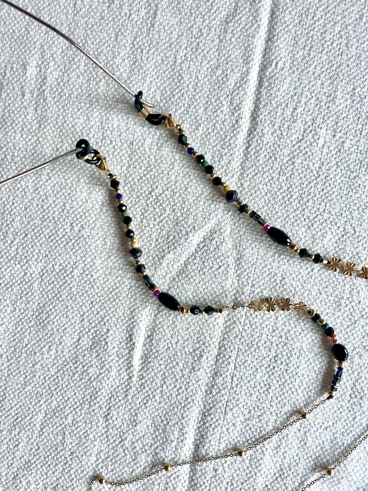 Chaîne lunettes perles noire & dorée