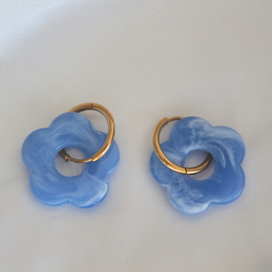 Boucles d'oreilles fleur résine bleu azur dorées - Florine