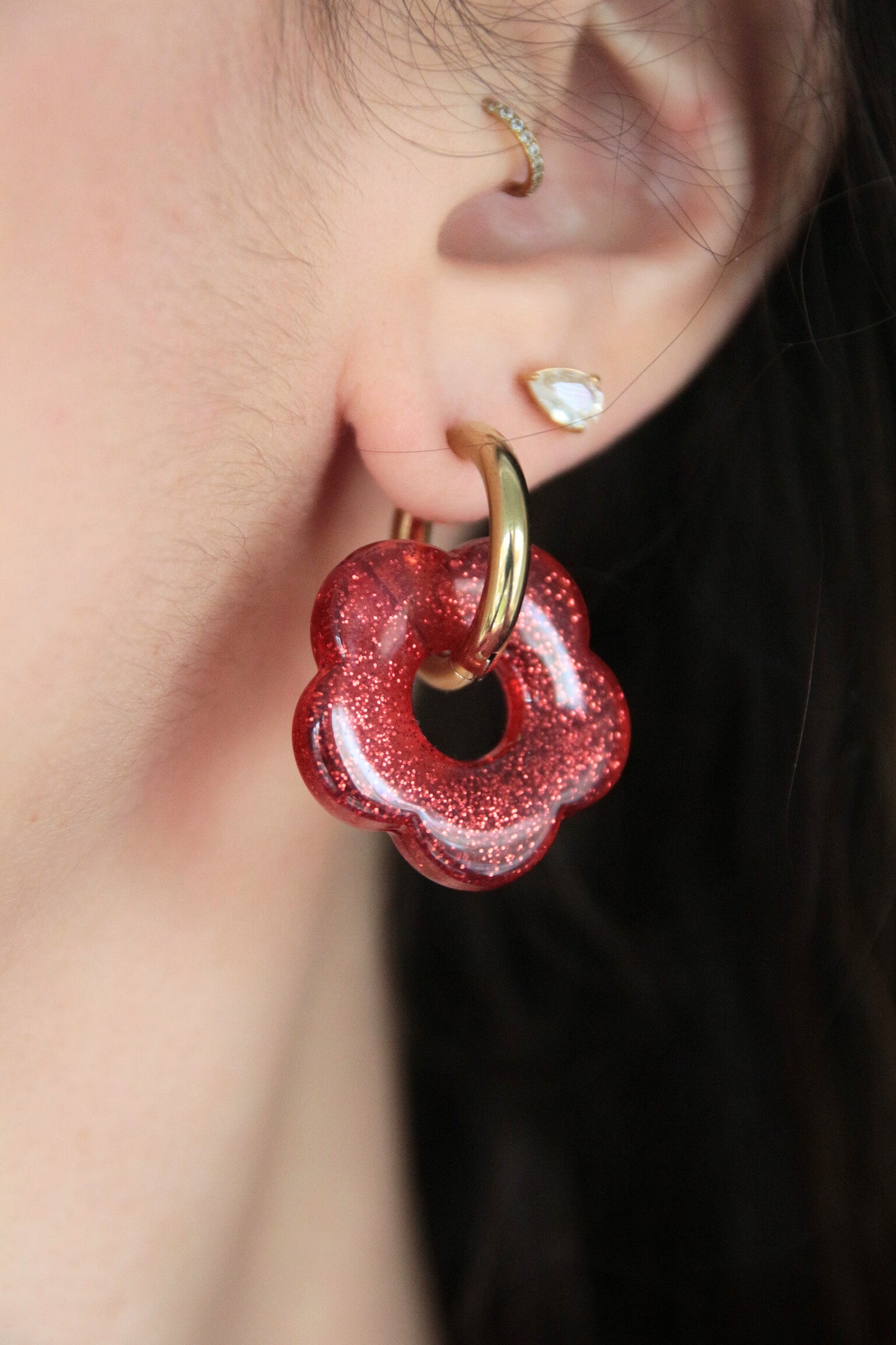 Boucles d'oreilles fleur résine rouge paillette - FLORINE