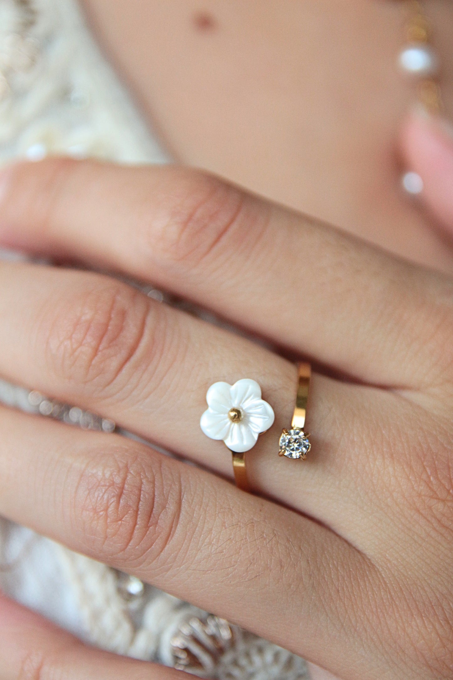 Bague ouverte fleur blanche - NELA