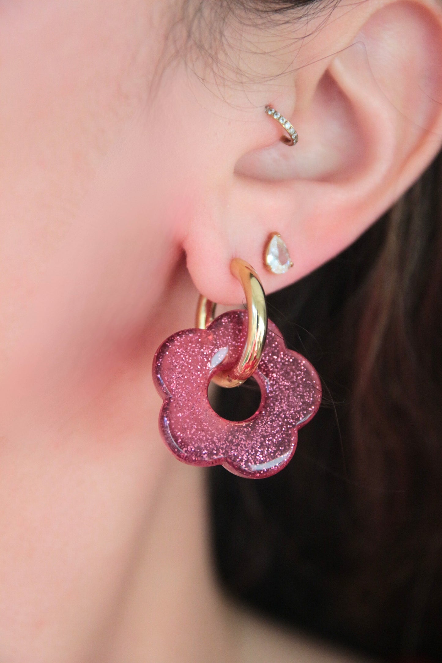 Boucles d'oreilles fleur résine fuchsia paillette - FLORINE