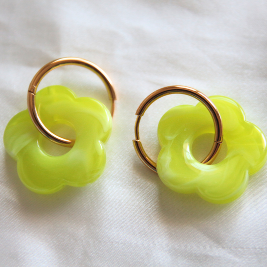 Boucles d'oreilles fleurs résine vert pomme fluo - FLORINE