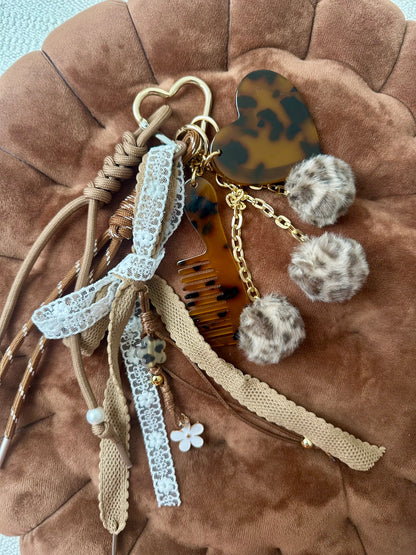 Grigri pompom peigne et miroir léopard