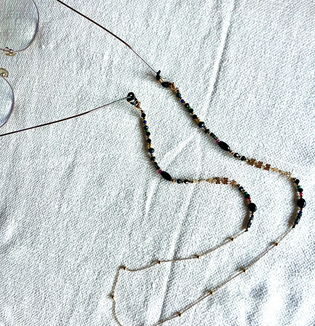 Chaîne lunettes perles noire & dorée