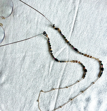 Chaîne lunettes perles noire & dorée