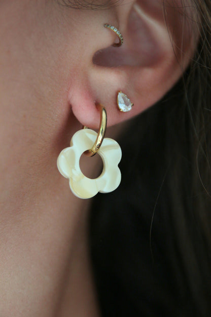 Boucles d'oreilles fleurs résine beige marbré - FLORE