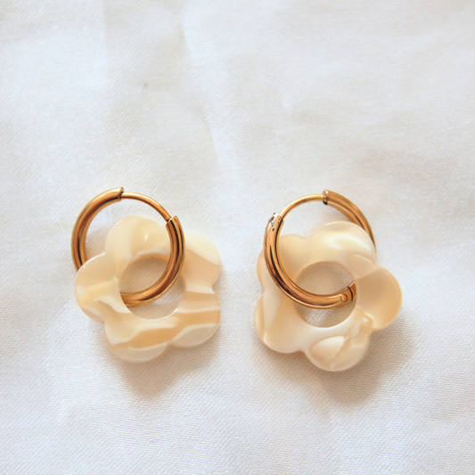 Boucles d'oreilles fleurs résine beige marbré - FLORE