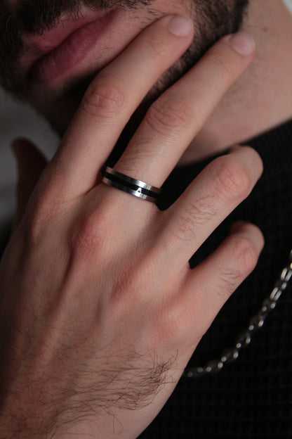 Bague homme anneau noir et argent