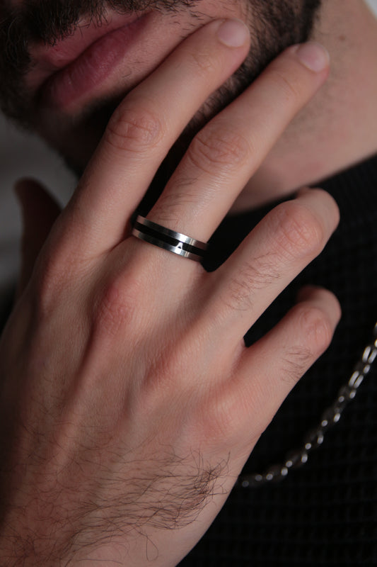 Bague homme anneau noir et argent