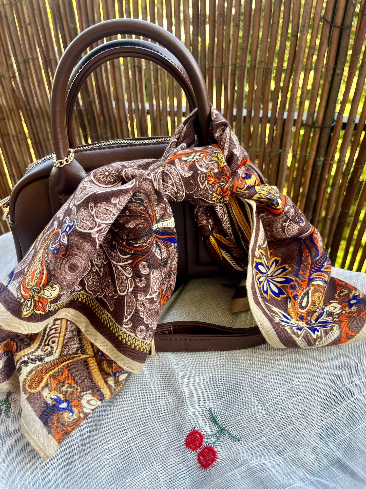 Foulard tout doux marron arabesques