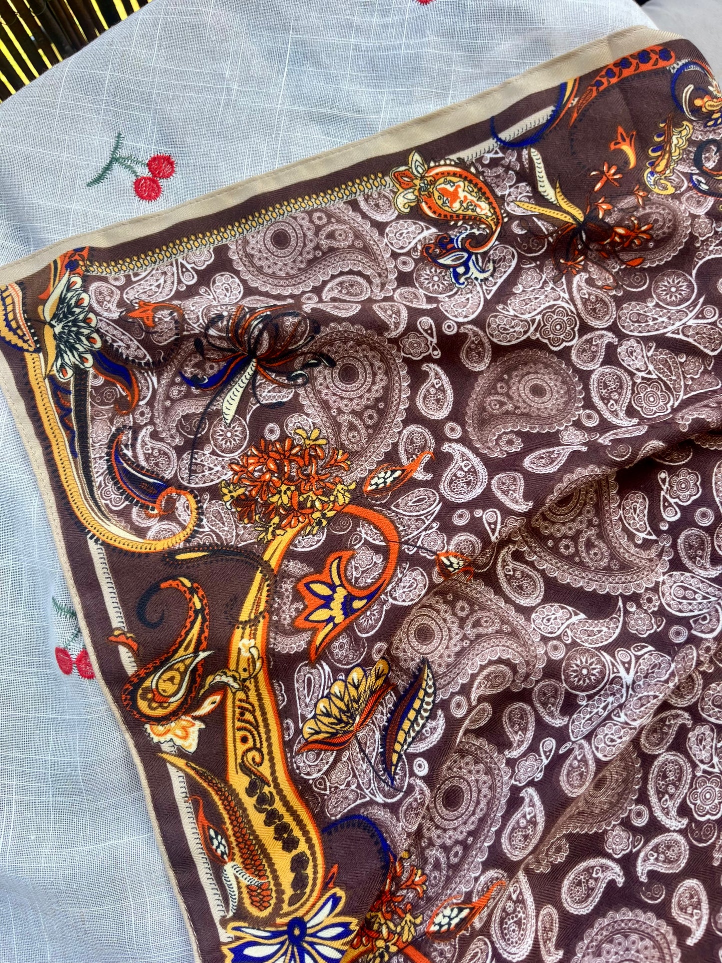 Foulard tout doux marron arabesques
