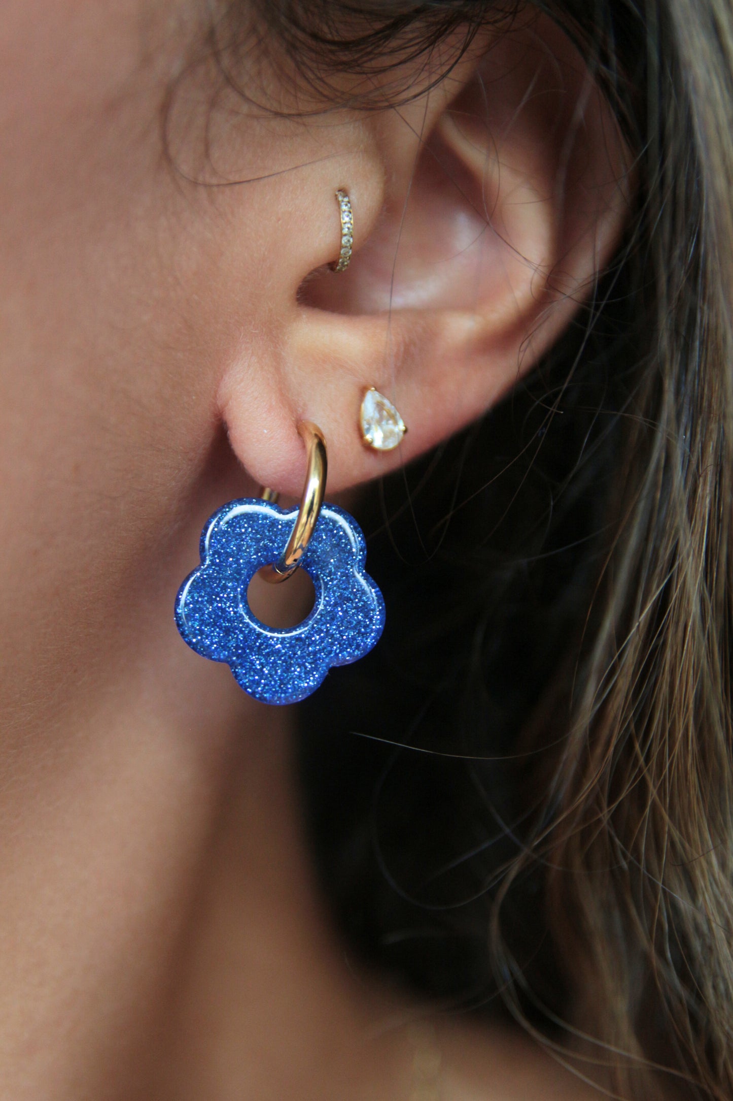 Boucles d'oreilles fleurs résine bleu roi paillettes - FLORE