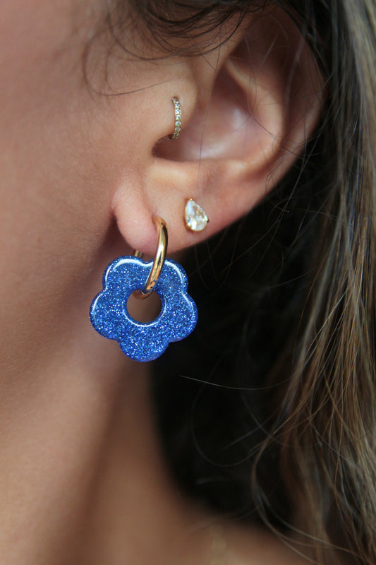 Boucles d'oreilles fleurs résine bleu roi paillettes - FLORE