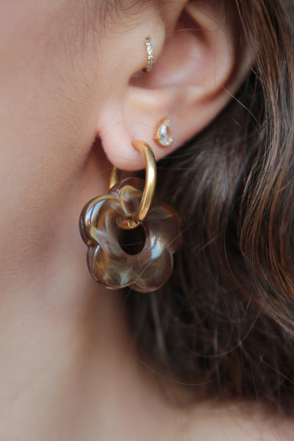 Boucles d'oreilles fleur résine marron nuageux - FLORINE