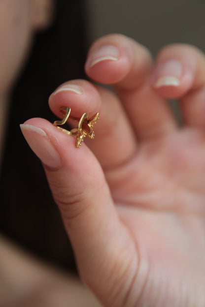 Composition avec faux piercing