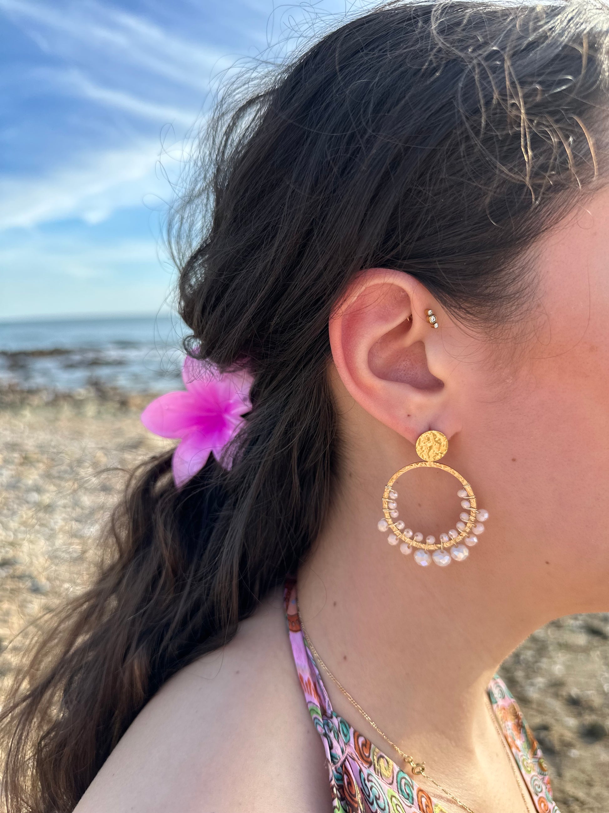 Boucles d’oreilles créoles dorées et perles roses