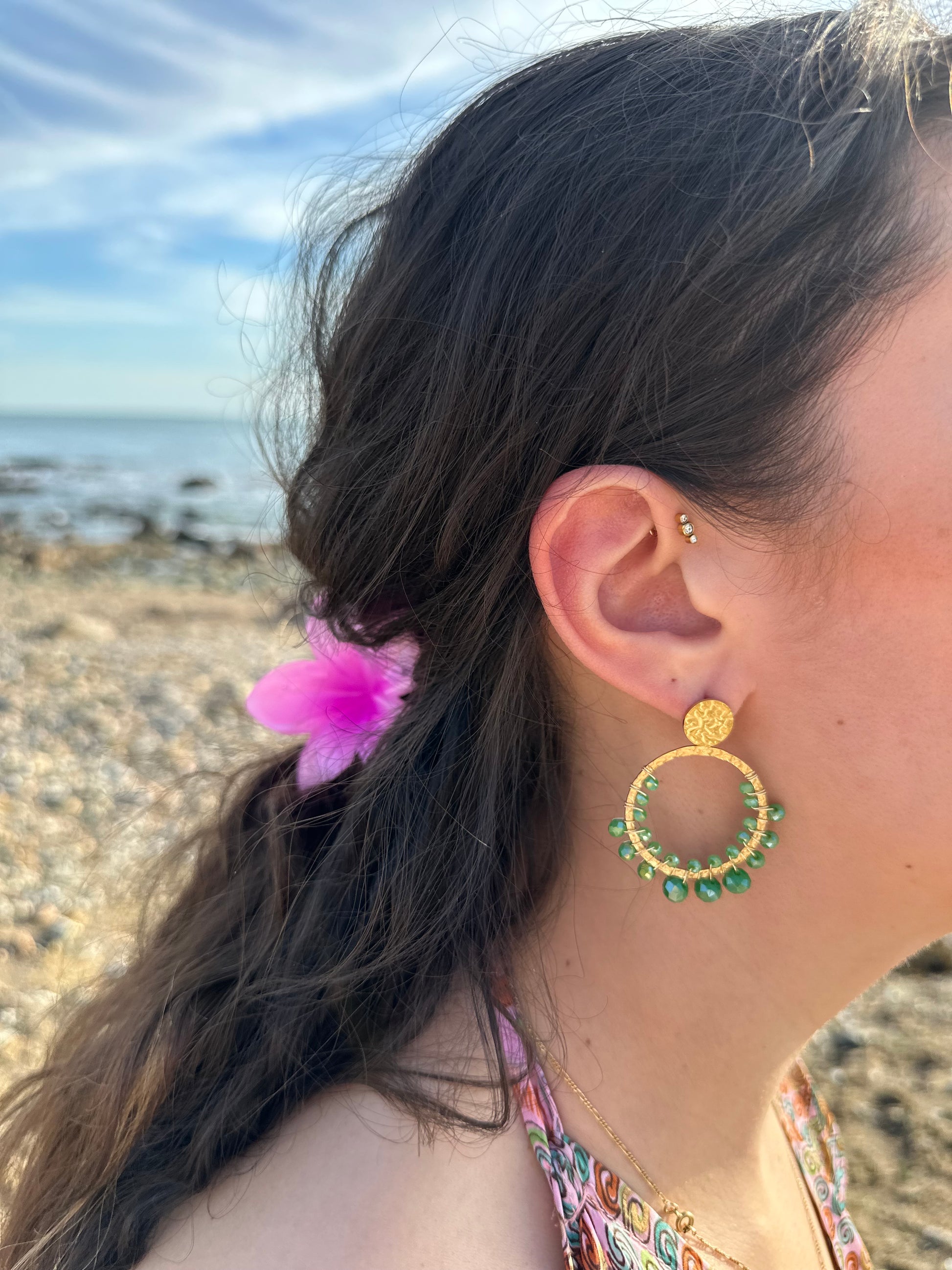 Boucles d’oreilles créoles dorées et perles vertes 