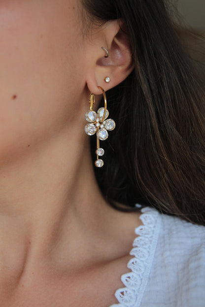 Boucles d'oreilles pendantes fleur cristaux - DIVINA