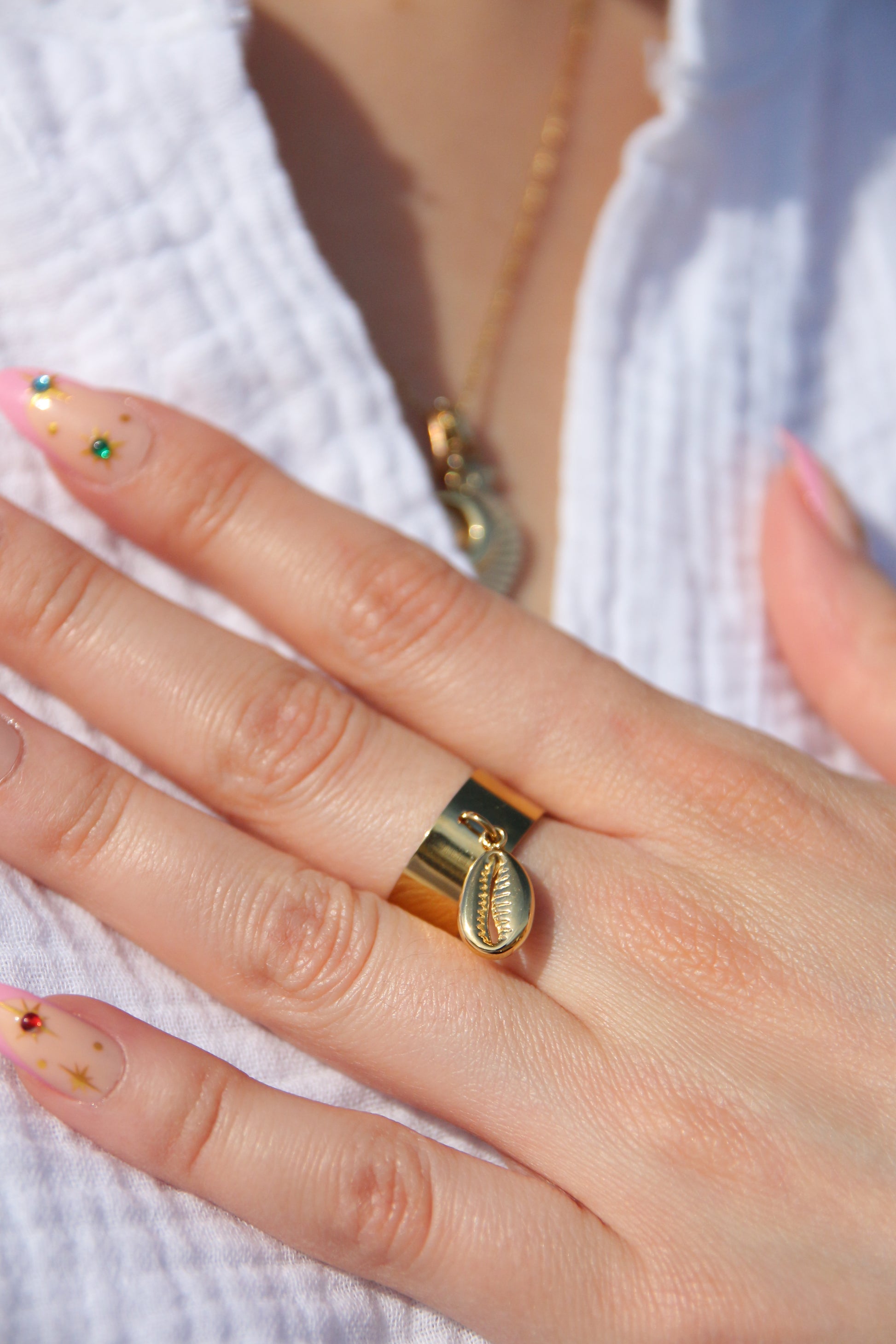 Bague breloque coquillage dorée