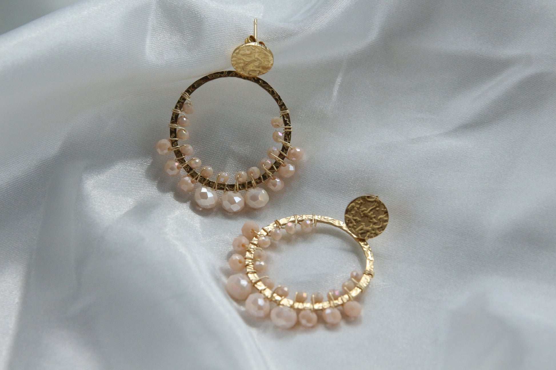 Boucles d’oreilles créoles perles roses