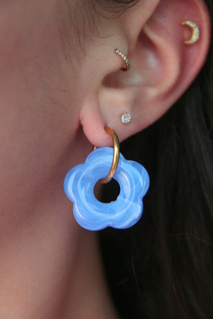 Boucles d'oreilles fleur résine bleu azur dorées - Florine