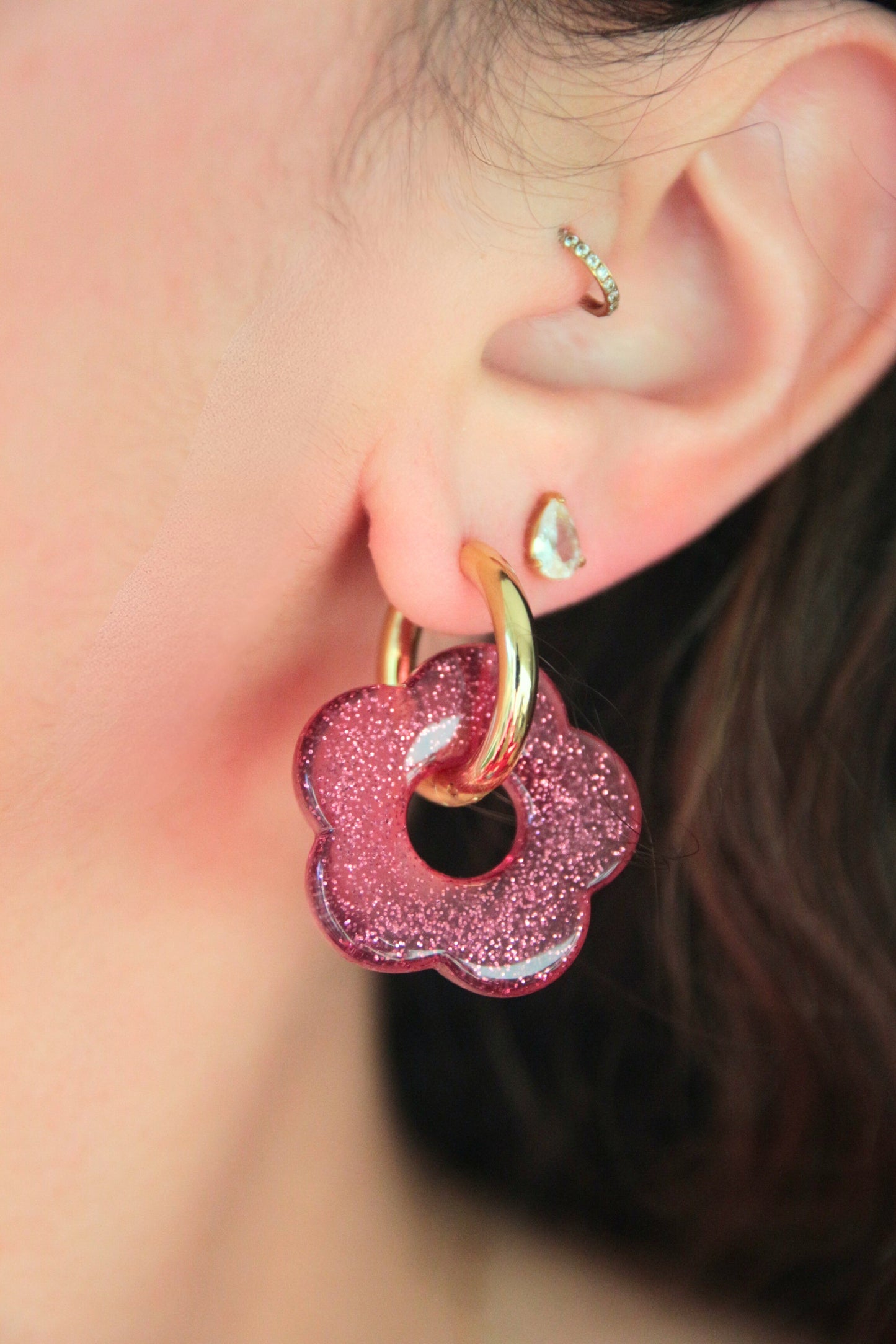 Boucles d'oreilles fleur résine fuchsia paillette - FLORINE